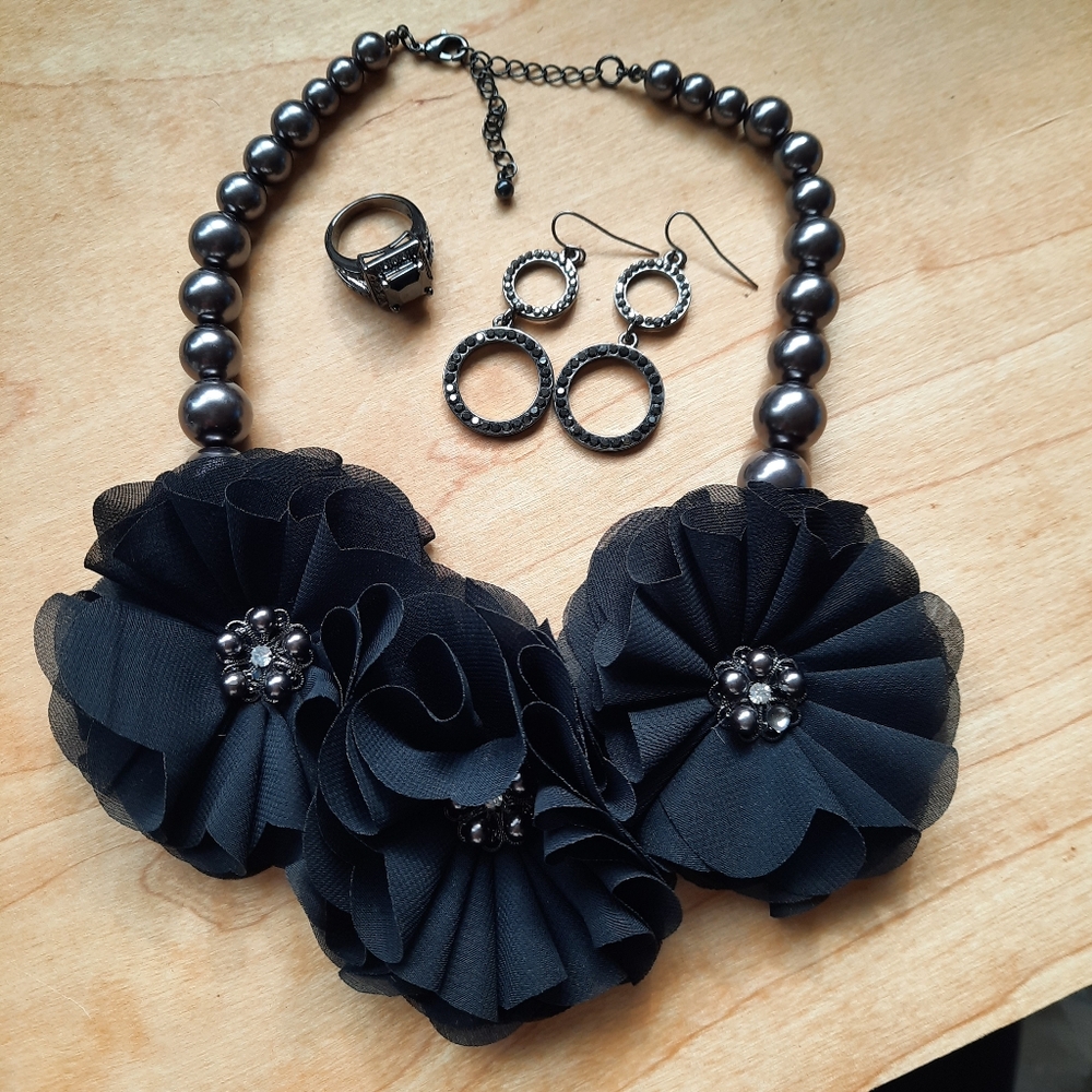 Grand subtle-Gothic jewelry set in mint condition